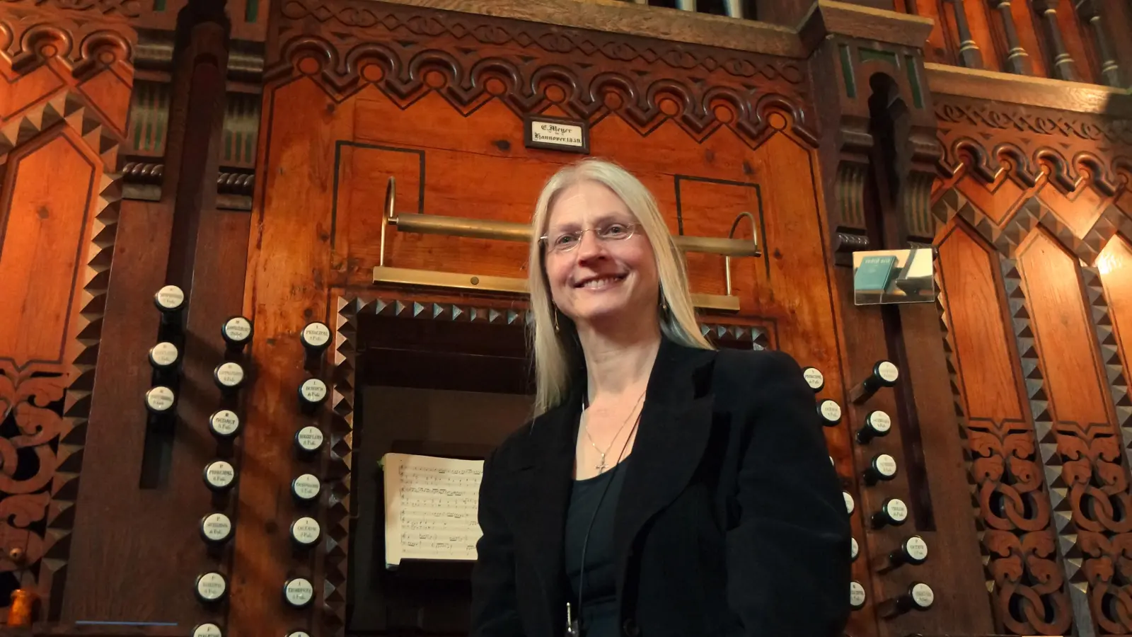 Vor der Orgel: Stiftskantorin Claudia Wortmann. (Foto: privat)