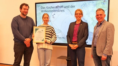 Den ersten Platz erzielten Stefan Diebold und Sonja Boye. Große Freude bei Pastorin Anja Sievers Superintendent Christian Schefe. (Foto: gk)