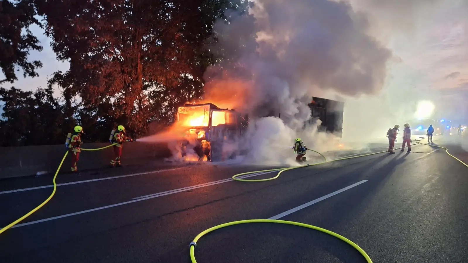 Bei den Löscharbeiten: Die Einsatzkräfte der Feuerwehr. (Foto: red)