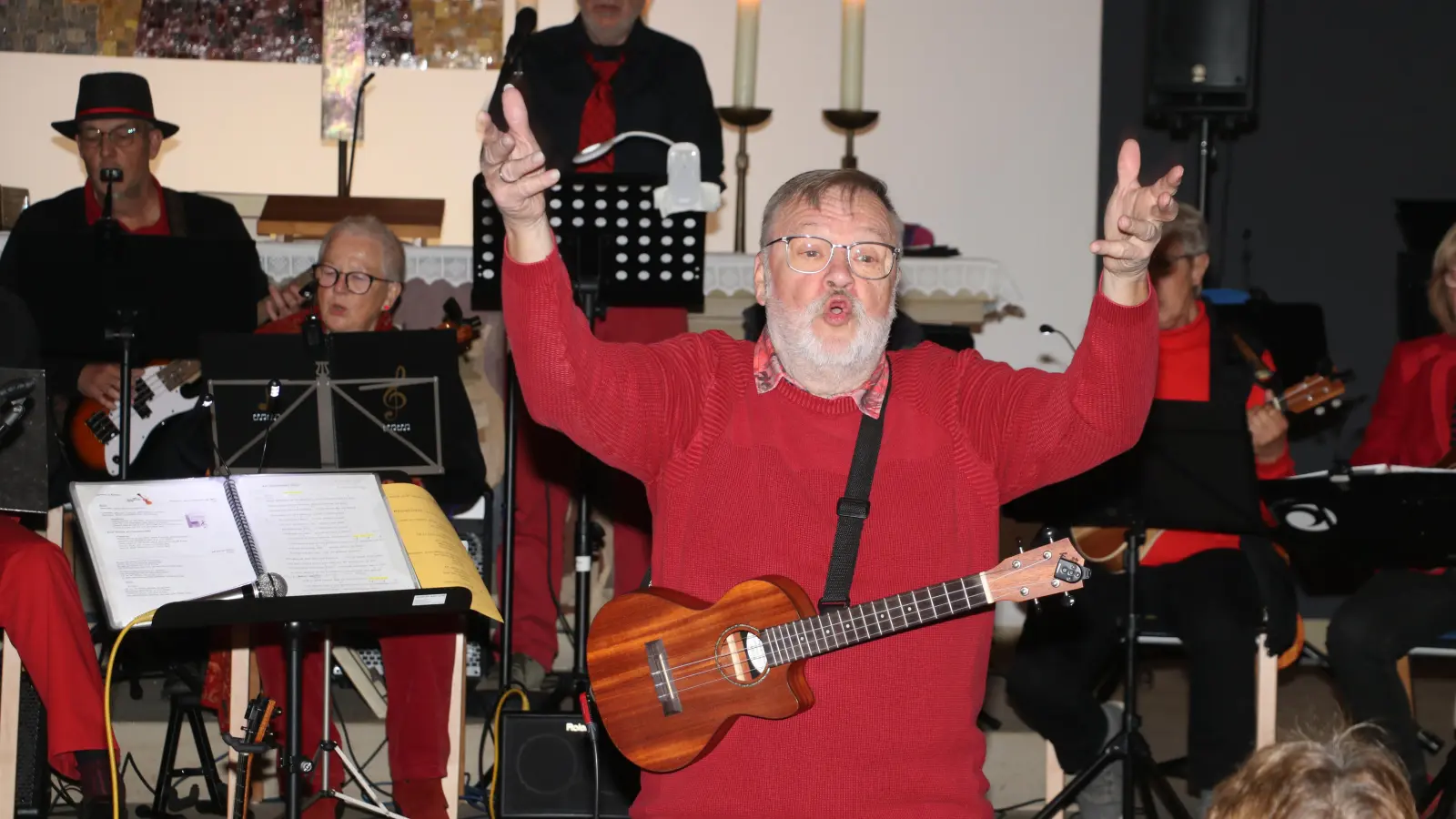 Helmut Deseniß animiert die Besucher zum Mitsingen.  (Foto: gi)