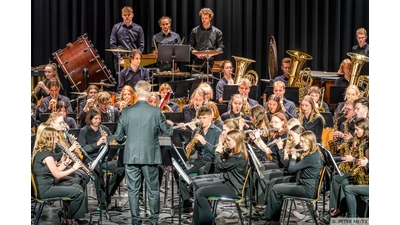 Die Zuhörer erleben ein mitreißendes Konzert im Ratsgymnasium.  (Foto: Peter Meyer)