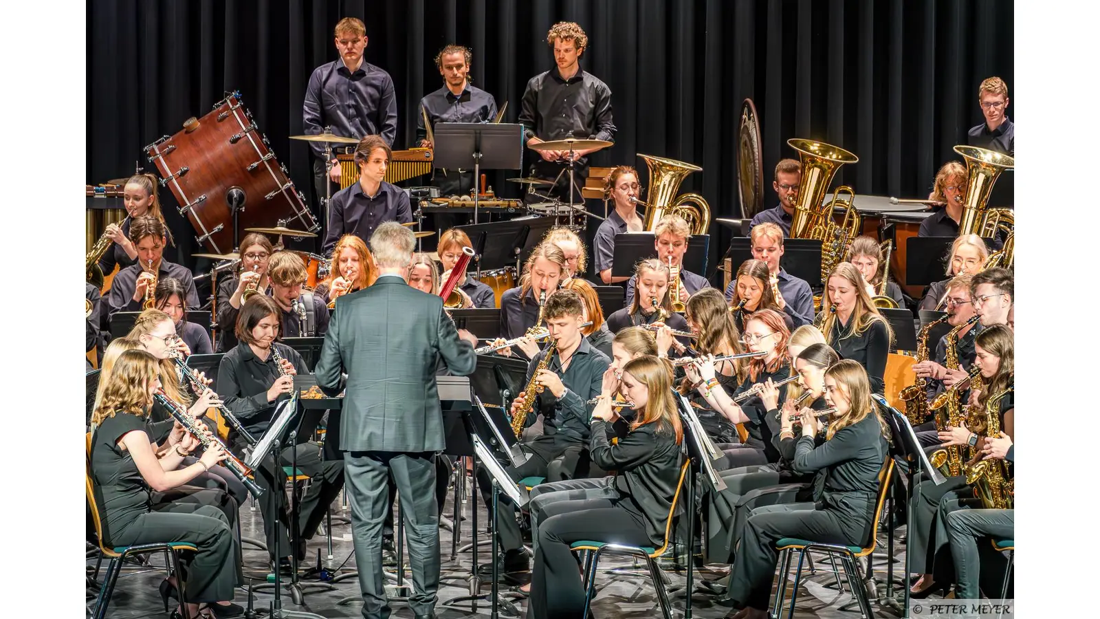 Die Zuhörer erleben ein mitreißendes Konzert im Ratsgymnasium.  (Foto: Peter Meyer)