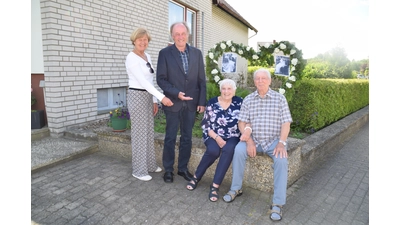 Stellvertretende Landrätin Petra Ritter und Ortsbürgermeister Siegbert Krickhahn mit den glücklichen Jubilaren. (Foto: ab)