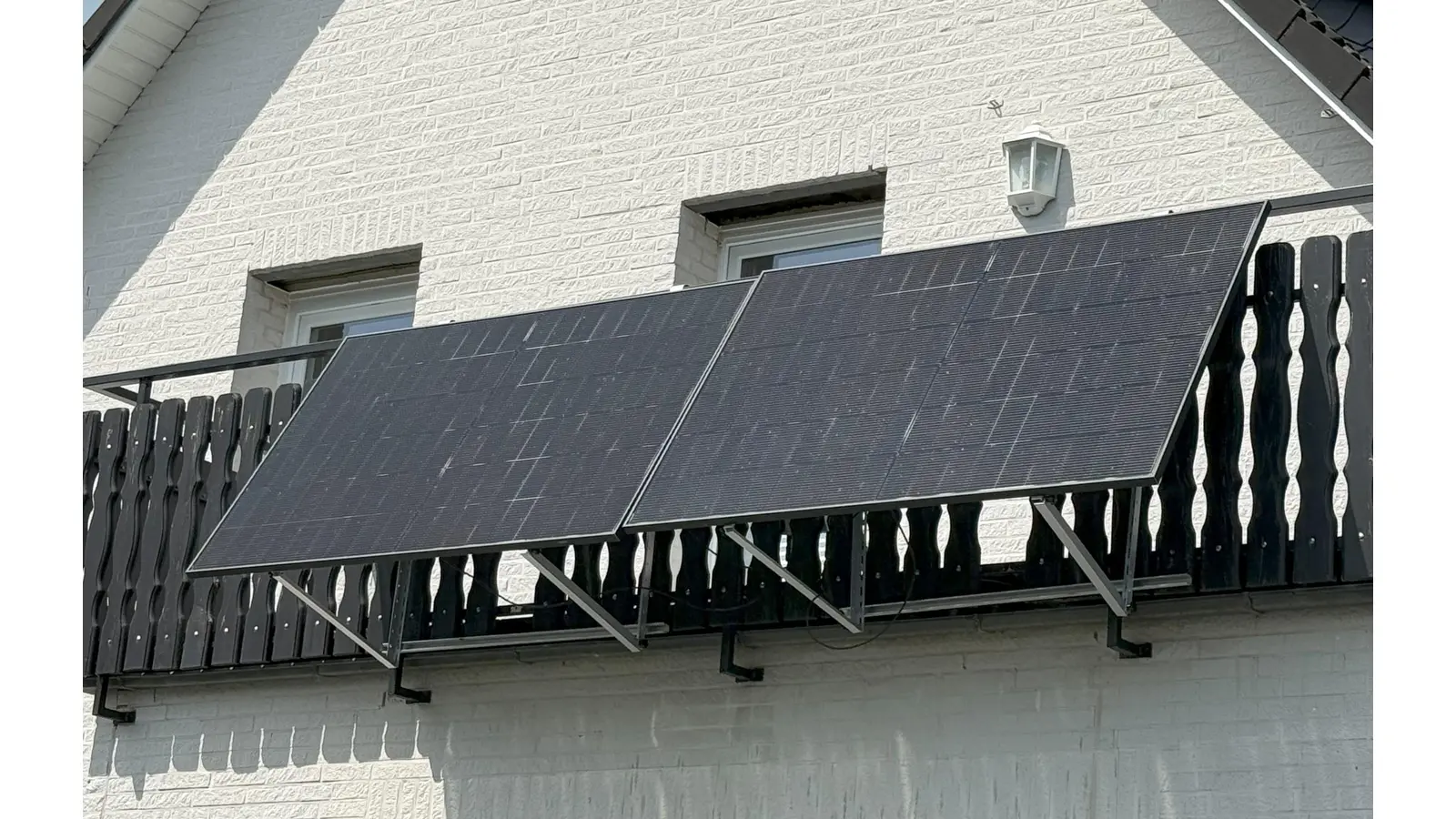 Stecker-PV-Anlagen mit unterschiedlichen Aufbauorten, Balkon-Montage. (Foto: roch)