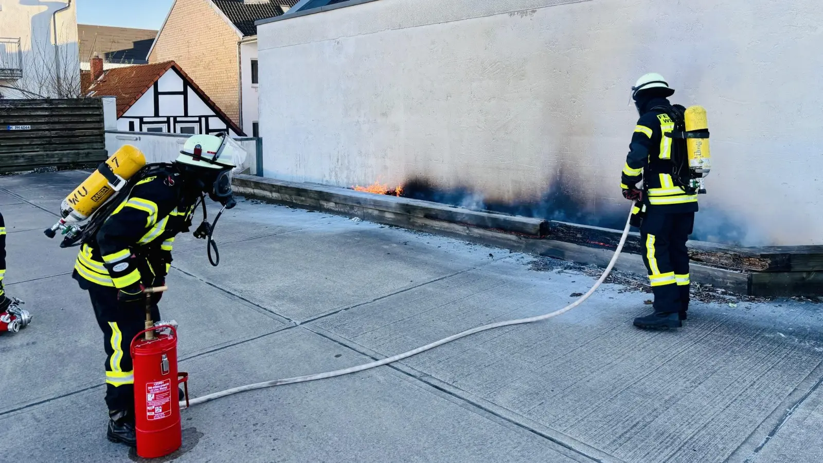 Bei den Löscharbeiten: Einsatzkräfte der Feuerwehr. (Foto: Feuerwehr)