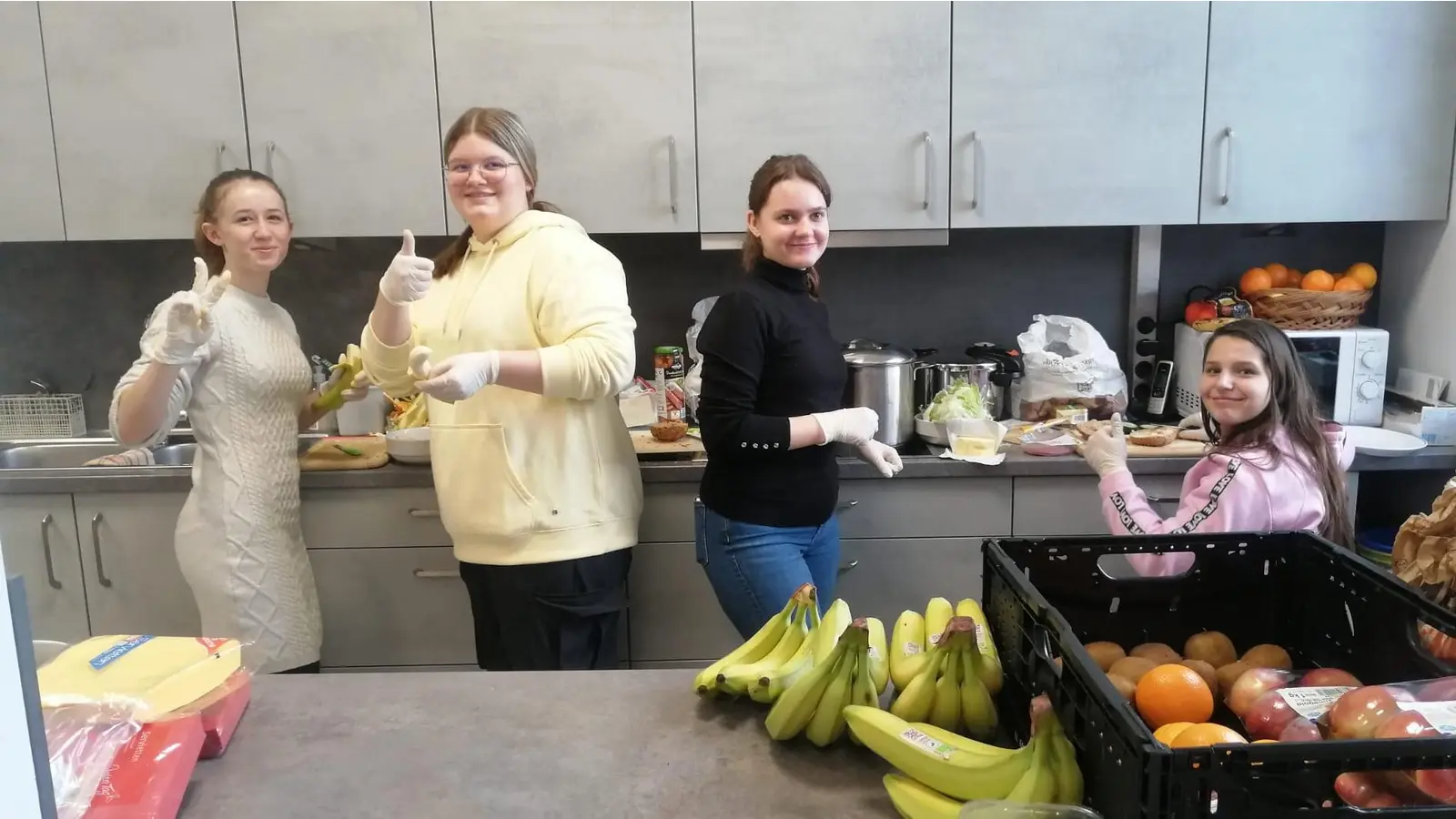 Emily Halasz, Leoni Schoop, Joan Schulz und Sijara Mallach hatten bereits bei der ersten großen Aktion der IGS für Verpflegung gesorgt.  (Foto: privat)