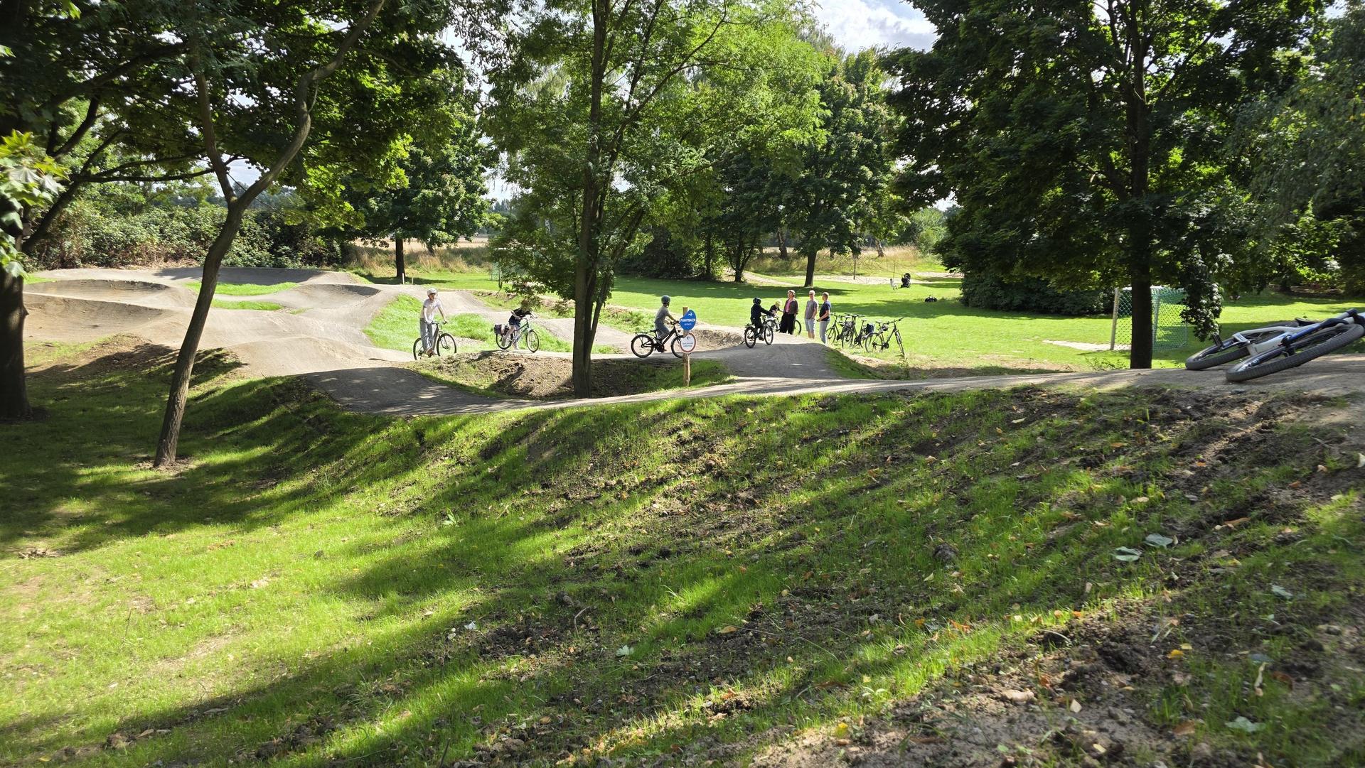 Nach der Freigabe: Erste Eindrücke vom Bikepark an der Reiterkuhle. (Foto: tau)