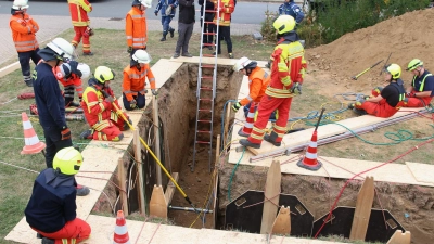 Mit Hilfe von Seilen und Haken werden die Hydraulikstützen genau platziert. (Foto: bb)