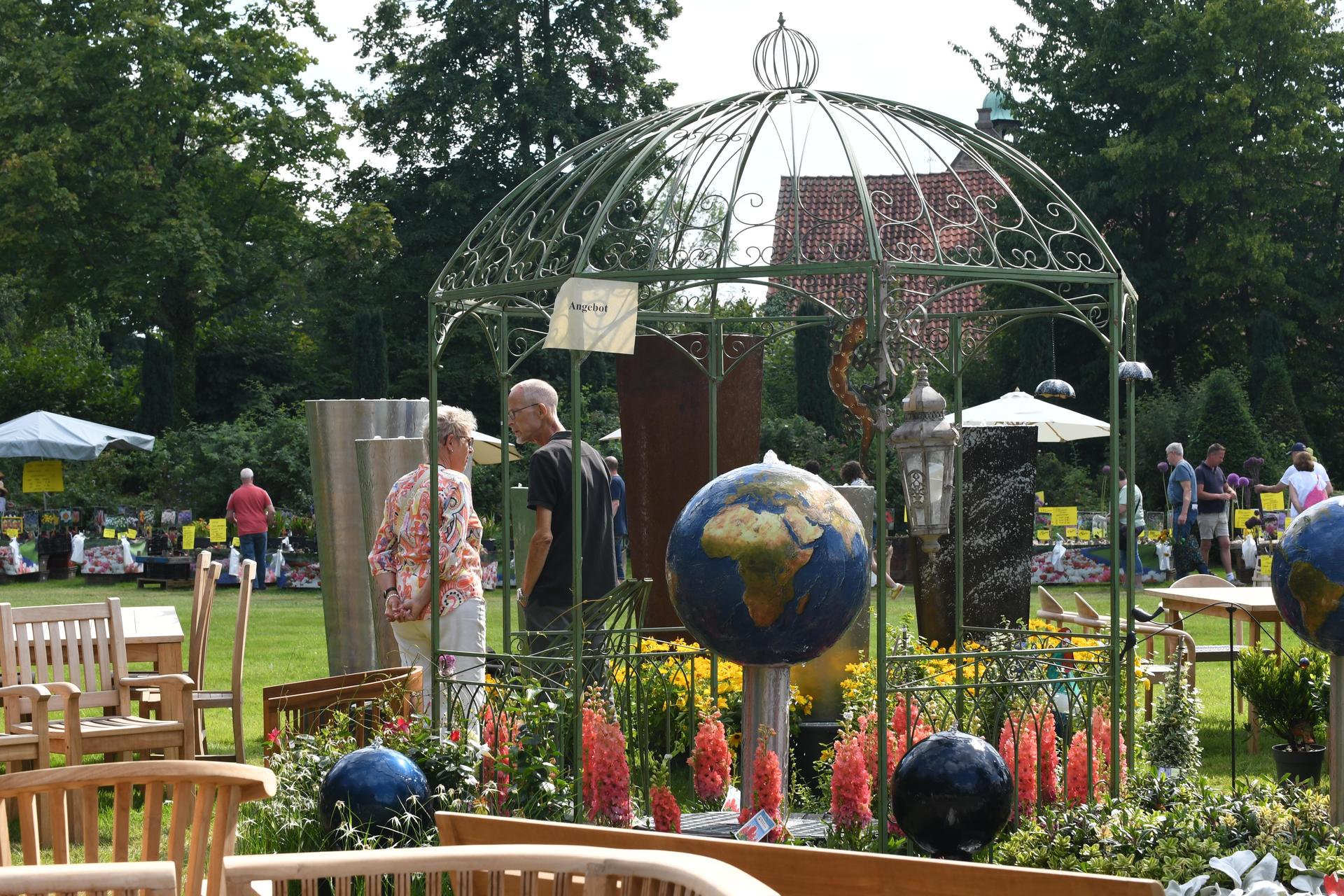 Drei Tage lang verwandelte sich das Rittergut Remeringhausen in ein Paradies für Garten- und Kunstliebhaber: Das beliebte Fest „Romantic Garden“ feierte seinen 25. Geburtstag. Bei strahlendem Sommerwetter strömten zahlreiche Besucherinnen und Besucher auf das idyllische Gutsgelände, um ein abwechslungsreiches Programm aus Ausstellungen, Musik und kulinarischen Angeboten zu genießen. Die gut gelaunten Gäste und das hervorragende Wetter sorgten für beste Stimmung, und auch die Aussteller zeigten sich rundum zufrieden. (Foto: nd)