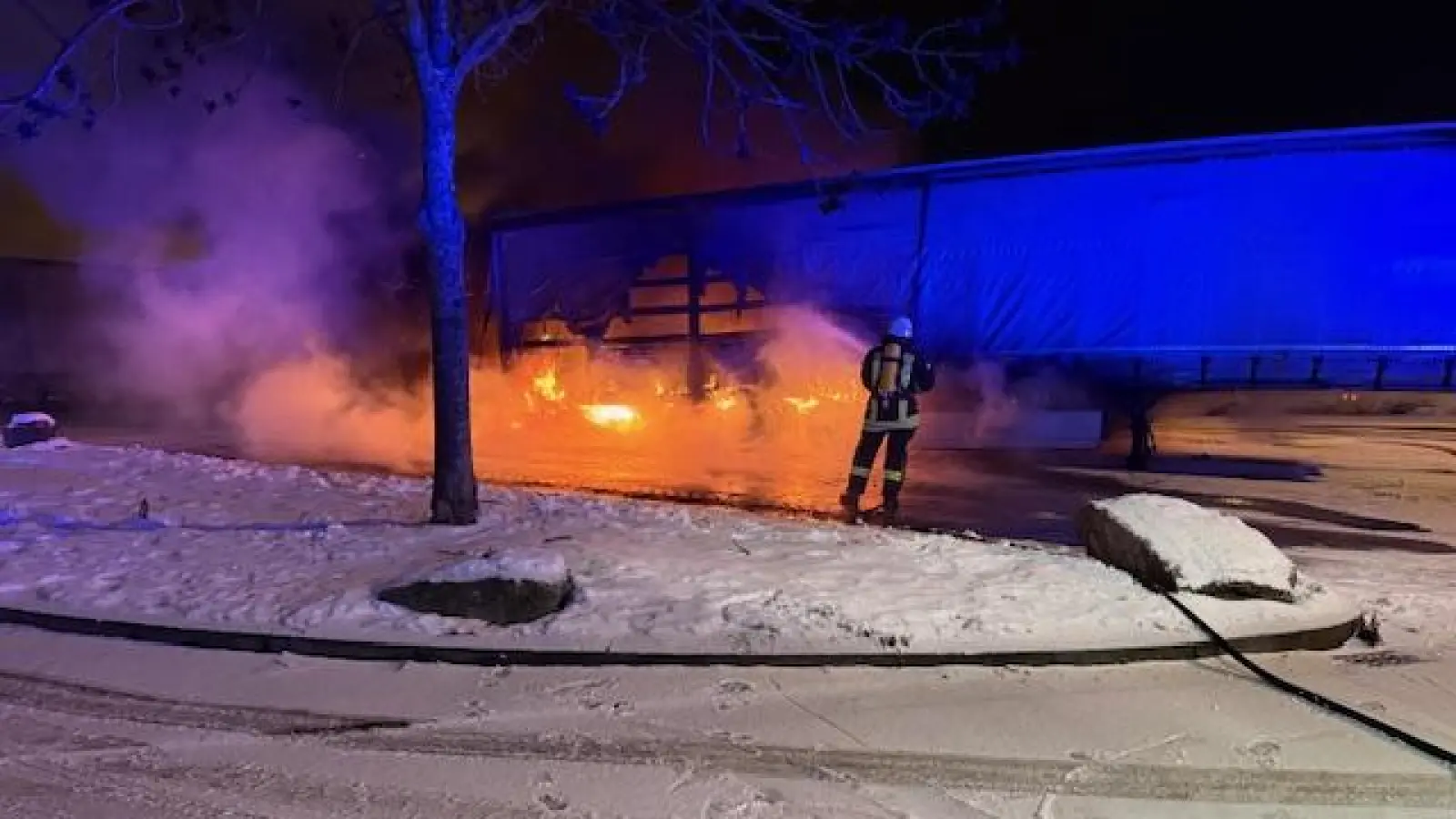 Bei den Löscharbeiten: Die Einsatzkräfte der Feuerwehr. (Foto: Feuerwehr)