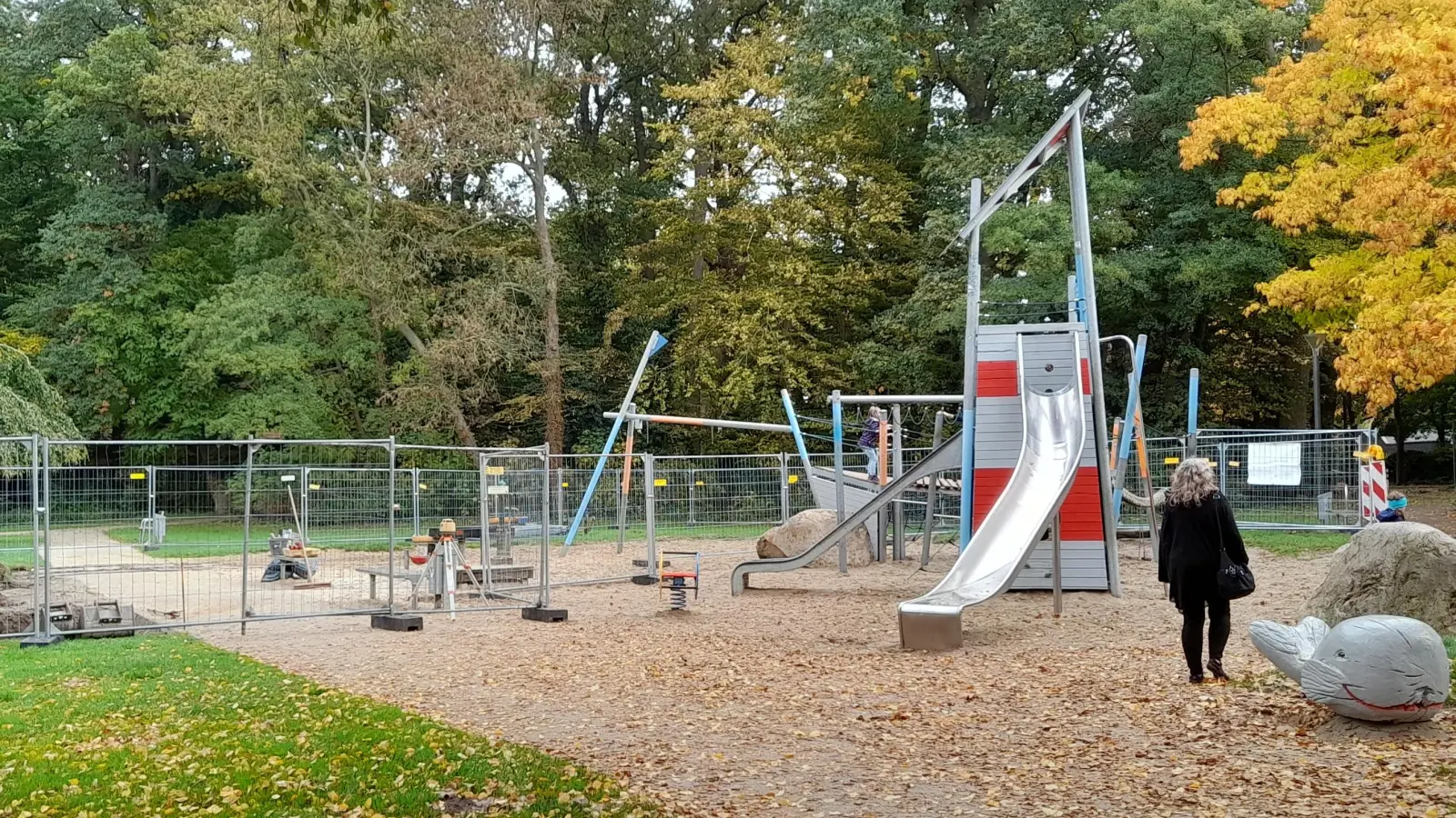 Haben begonnen: Bauarbeiten zur Umgestaltung des Spielplatzes. (Foto: wb)