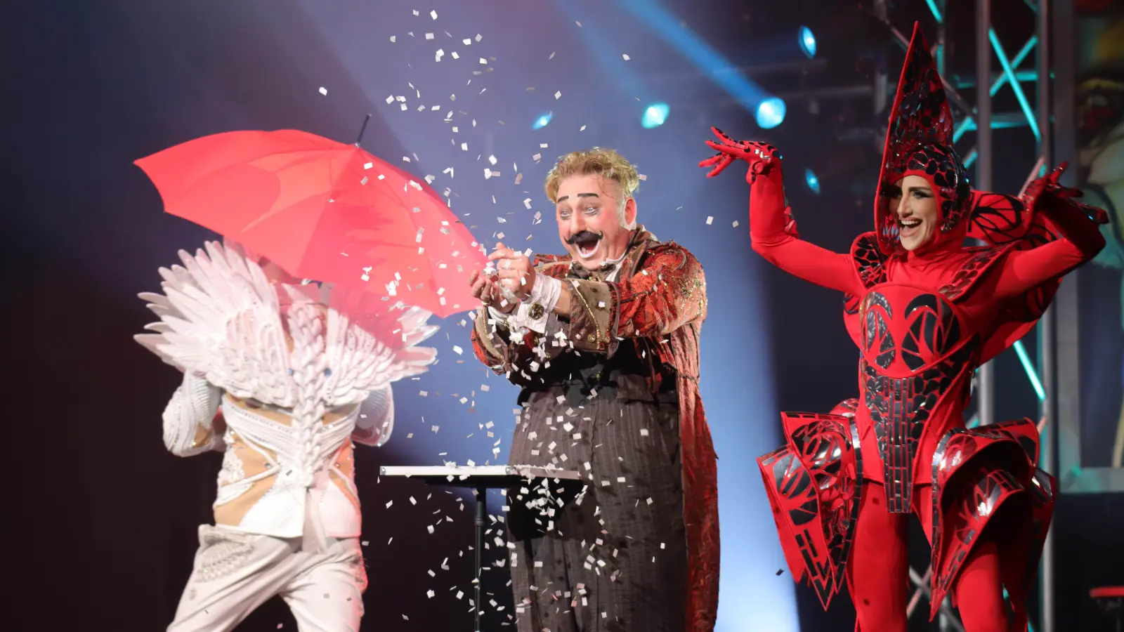 Mit viel Spaß auf der Bühne: Das Ensemble um Clown Eduardissimo. (Foto: tau)