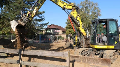 Derzeit rollen die Bagger: Mitte November soll der Spielplatz im Westerende in neuem Glanz erstrahlen.  (Foto: gi)