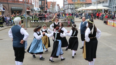 Der Tanzkreis gehört zum Maibaumaufstellen dazu.  (Foto: gi)