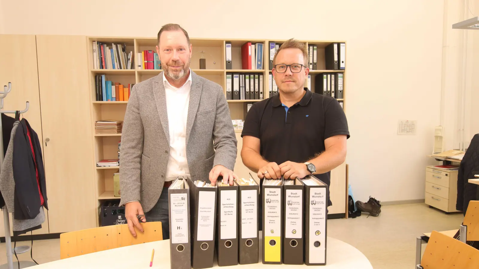 Berichten über Projekte, die mehrere Aktenordner füllen: Bauamtsleiter Alexander Wollny (li.) und Michael Neubacher aus dem Fachbereich Hochbau. (Foto: tau)