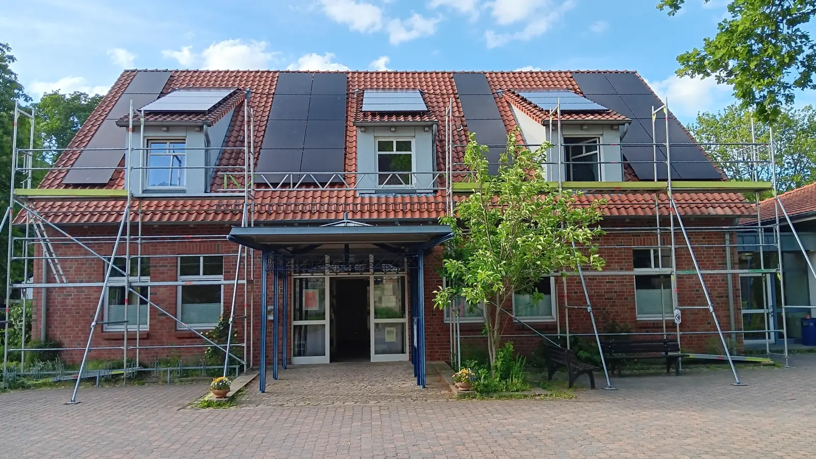 Im vergangenen Jahr installiert: Eine Photovoltaikanlage auf dem Dach des Gemeindehauses. (Foto: privat)