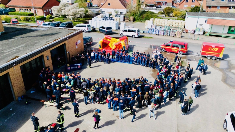 Abschluss vor der Mehrzweckhalle: Die Fußgängerrallye 2026. (Foto: Feuerwehr)