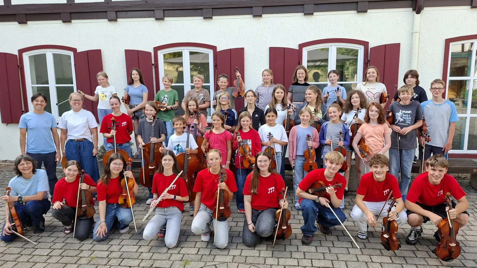 Vor der Jugendherberge in Goslar: Das Junge Wunstorfer Streichorchester. (Foto: privat)