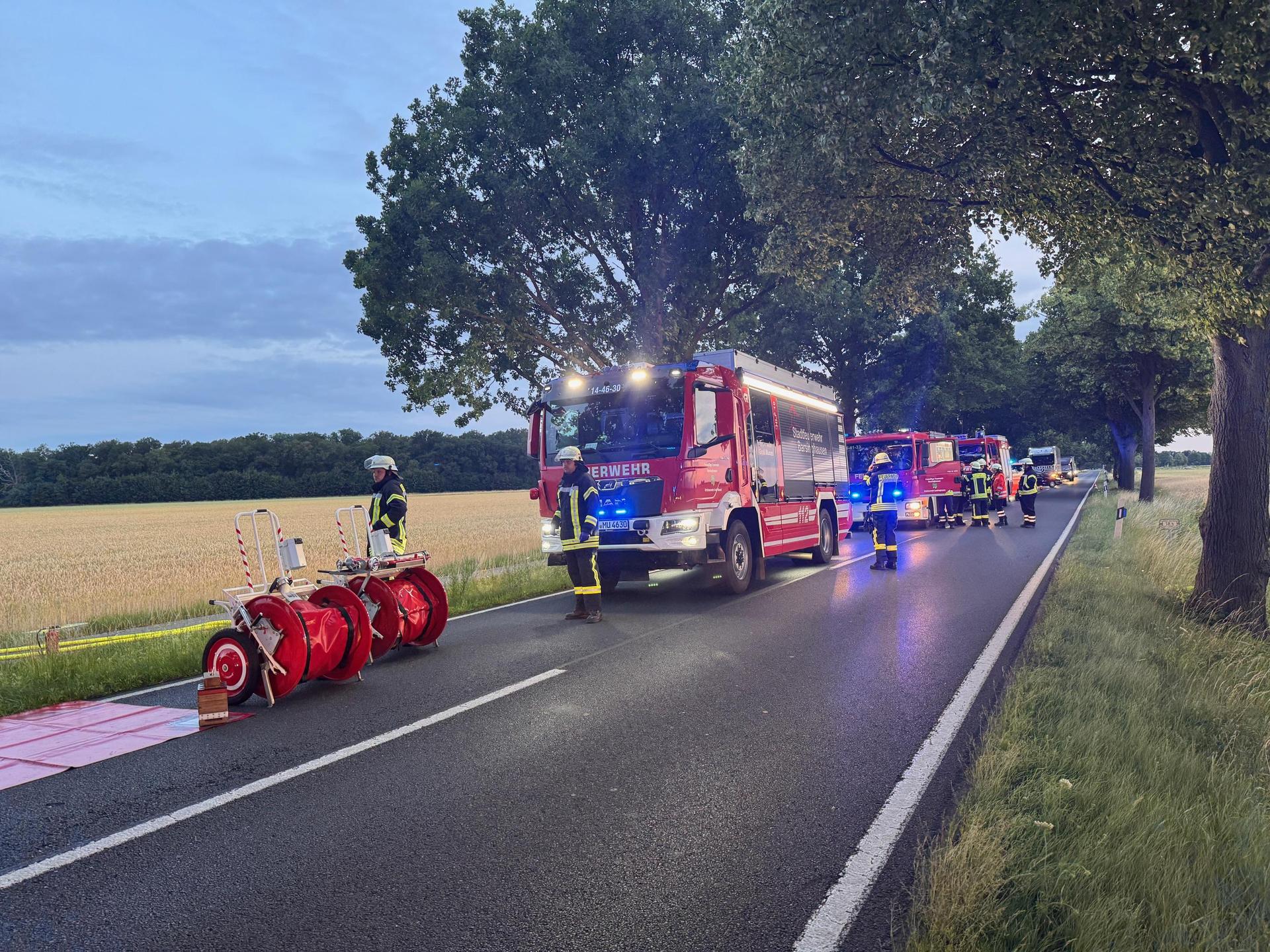 An der Unfallstelle: Die Rettungskräfte im Einsatz. (Foto: Feuerwehr)