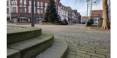 Teil der Grundidee: Der abgesenkte Platz vor der Stadtkirche soll angehoben werden. Das ist nicht verhandelbar. (Foto: tau)