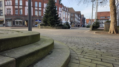 Teil der Grundidee: Der abgesenkte Platz vor der Stadtkirche soll angehoben werden. Das ist nicht verhandelbar. (Foto: tau)