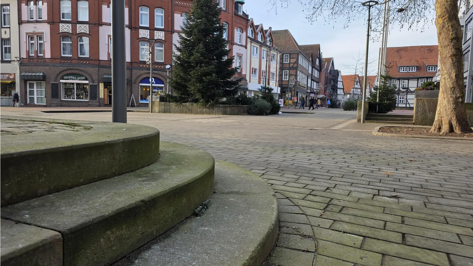 Teil der Grundidee: Der abgesenkte Platz vor der Stadtkirche soll angehoben werden. Das ist nicht verhandelbar. (Foto: tau)
