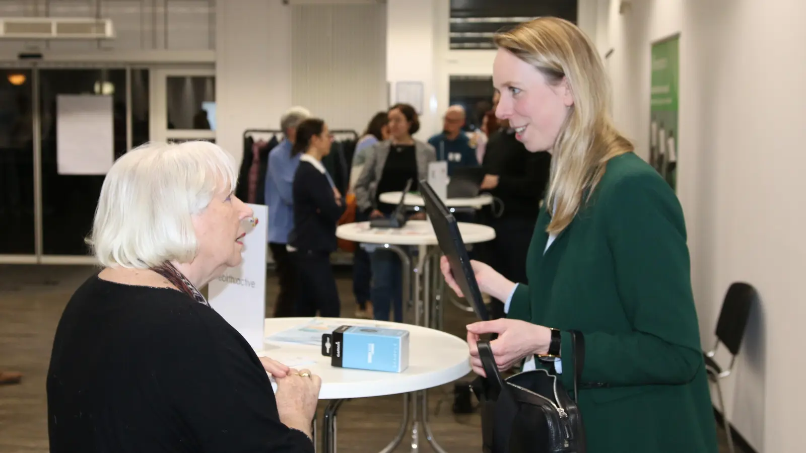 Die Besucher können sich mit Akteuren aus dem Bereich Gesundheit und Prävention, hier Hedwig Boeck, Geschäftsführerin von rebirth-active, austauschen. (Foto: bb)