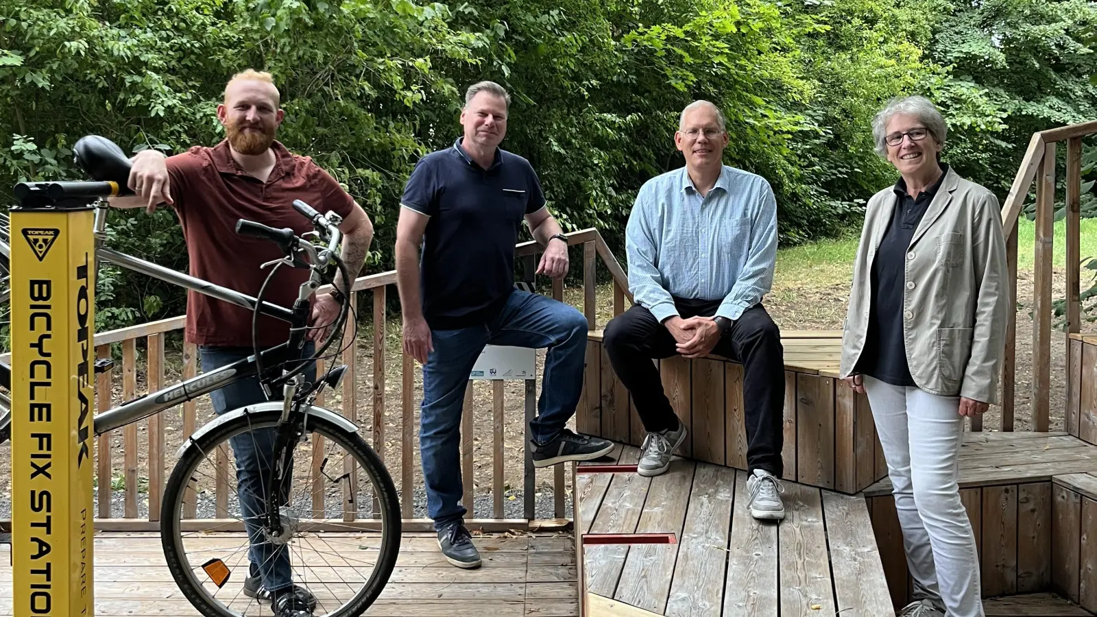 Haben sich für die Einrichtung einer Fahrradservicestation eingesetzt (v.li.): Jan-Frerk Mandel, Frank Zülich, Bernd Schinke und Dagmar von Hörsten. (Foto: privat)