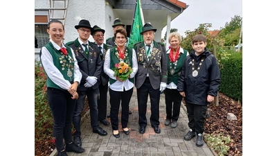 v.l.n.r. Shania Kannenberg, Peter Mundt, Wolfgang Mundt, Bettina Mundt, Helmut Bauer, Christa Gongala, Finn Reich, im Hintergrund Fahnenträger Thorsten Wehrhahn. (Foto: privat)