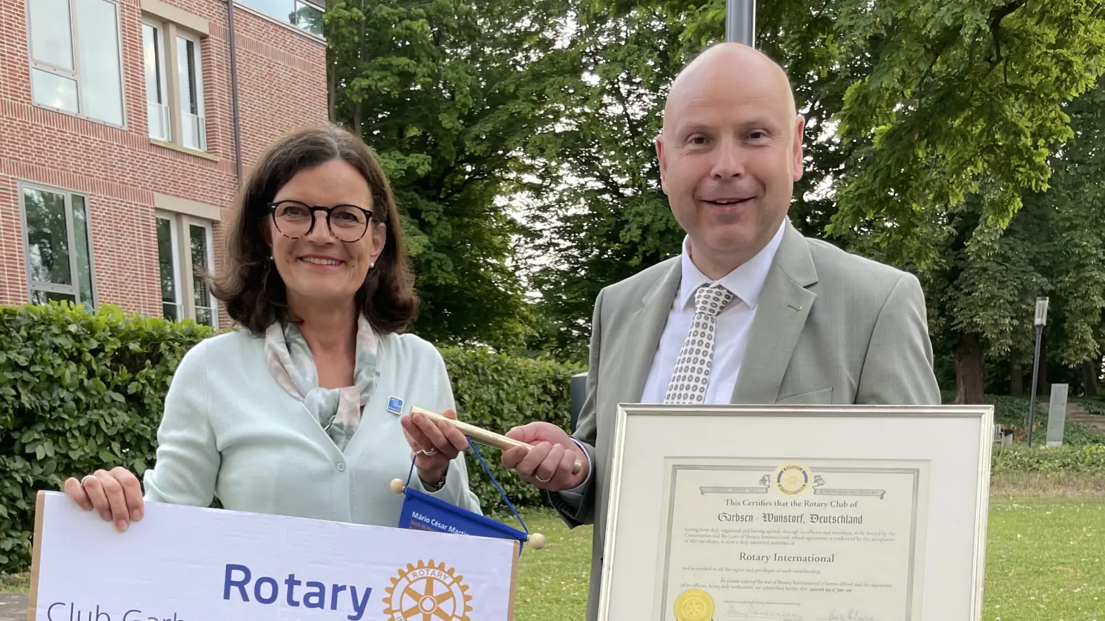 Stabübergabe: Der bisherige Präsident Peter Hahne hat das Amt an die neue Präsidentin Brigitte Naber übergeben. (Foto: privat)