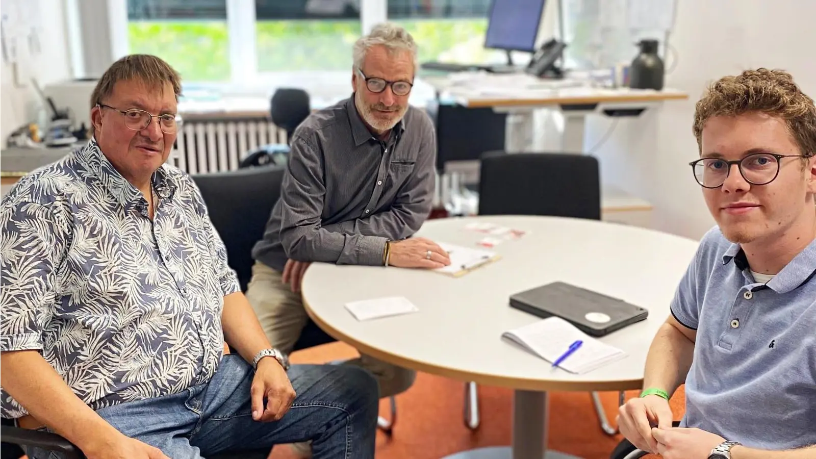 Im Informationsgespräch mit dem Schulleiter Andreas Oelke (Mitte), Dieter Helle (li.) und Jannik Haschke. (Foto: privat)