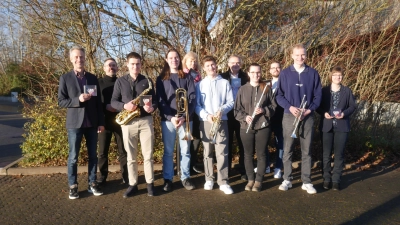 Musiklehrer Carsten Groß freut sich gemeinsam mit Big Band Mitgliedern, Sponsoren Gestalter und Schulleitung über die neue CD 2025. (Foto: gk)