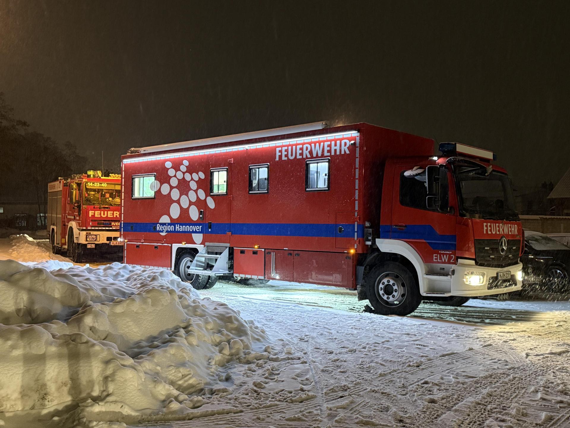Für die Suche vorbereitet: Die Einsatzfahrzeuge.  (Foto: Feuerwehr)