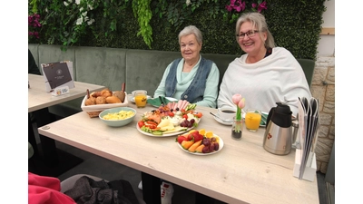 Genießen das Frühstück im Café Dornbusch: Elfriede Röbbing und Rita Thielke.