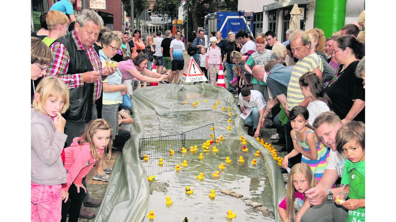 Hunderte kleine Gummienten schwimmen gemütlich ins Ziel (Foto: gi)