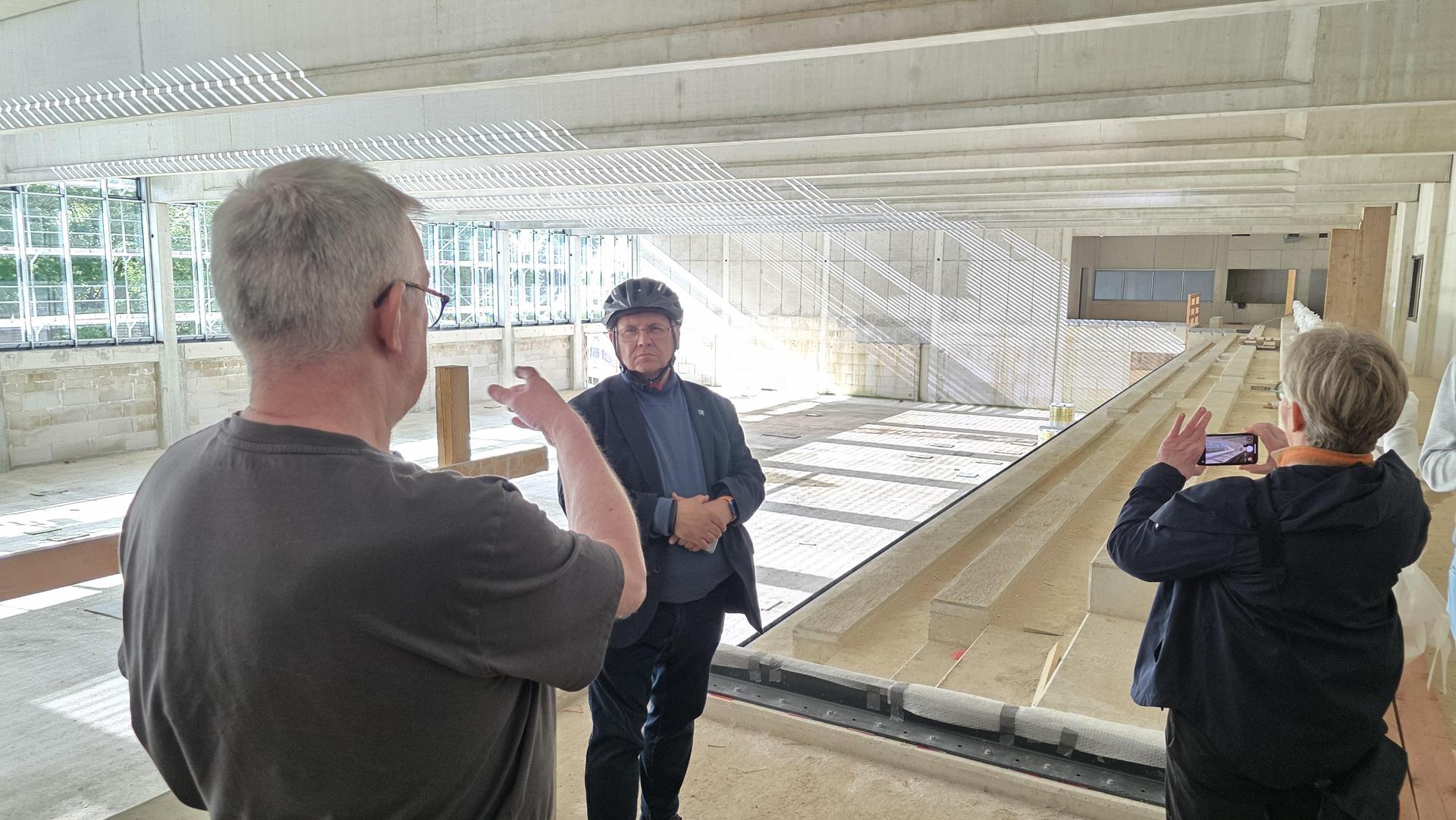 In der neuen Sporthalle: Die Mitglieder des Ortsrates. (Foto: tau)