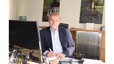 Bürgermeister Oliver Theiß an seinem Schreibtisch im Rathaus. Hier möchte er auch nach der Wahl im September 2026 bleiben. (Foto: ab)