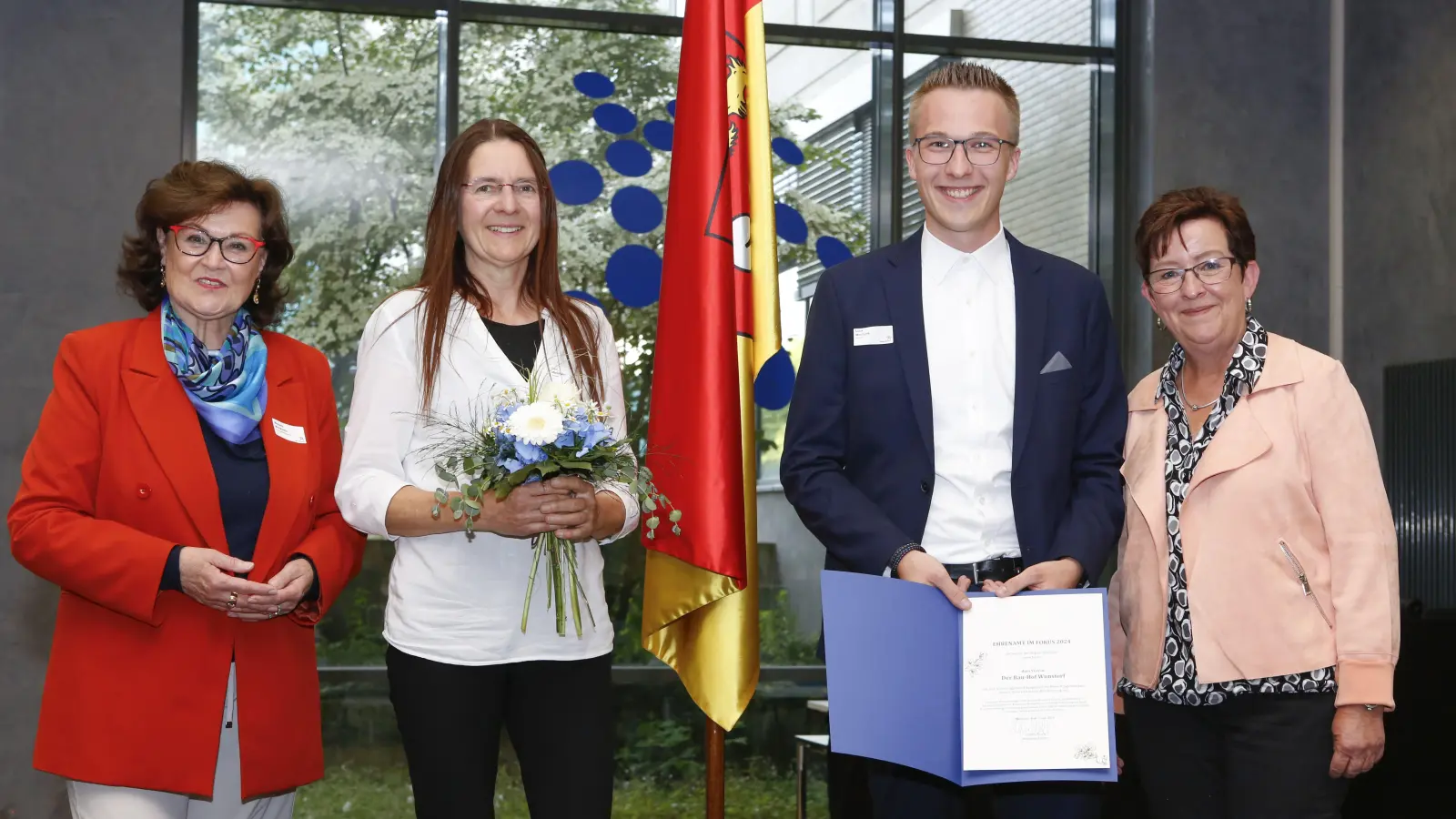 Mit der Urkunde (v.li.): Michaela Michalowitz, Dani Machthaler, Luca Mischuda und Wunstorfs stellvertretende Bürgermeisterin, Kirsten Riedel. (Foto: Nadja Mahjoub Fotografie)