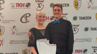 Mit vier Siegerurkunden: Lutz und Nicole Grünhagen. (Foto: privat)