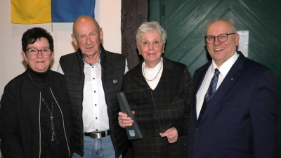 Preisverleihung (v.li.): Kirsten Riedel, Karl und Sylvia Gaida sowie Ortsbürgermeister Thomas Silbermann. (Foto: gi)