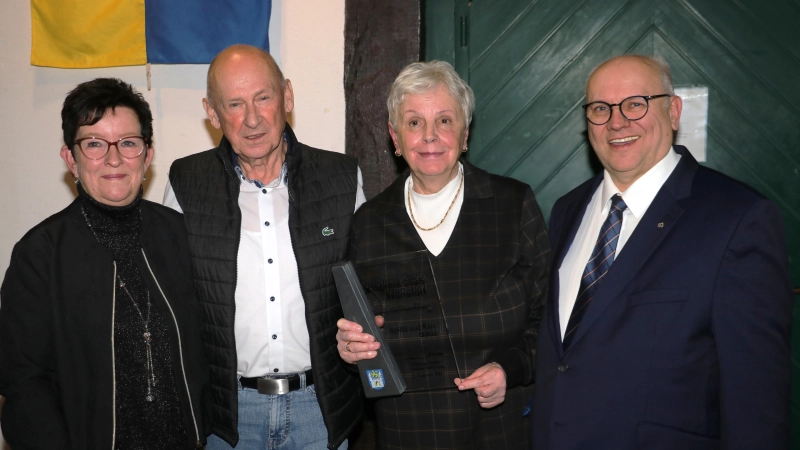 Preisverleihung (v.li.): Kirsten Riedel, Karl und Sylvia Gaida sowie Ortsbürgermeister Thomas Silbermann. (Foto: gi)