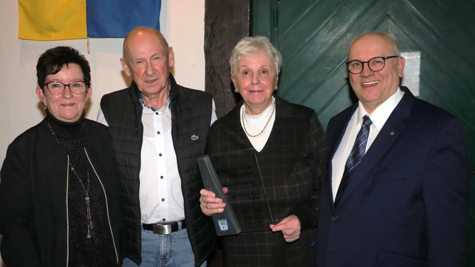 Preisverleihung (v.li.): Kirsten Riedel, Karl und Sylvia Gaida sowie Ortsbürgermeister Thomas Silbermann. (Foto: gi)