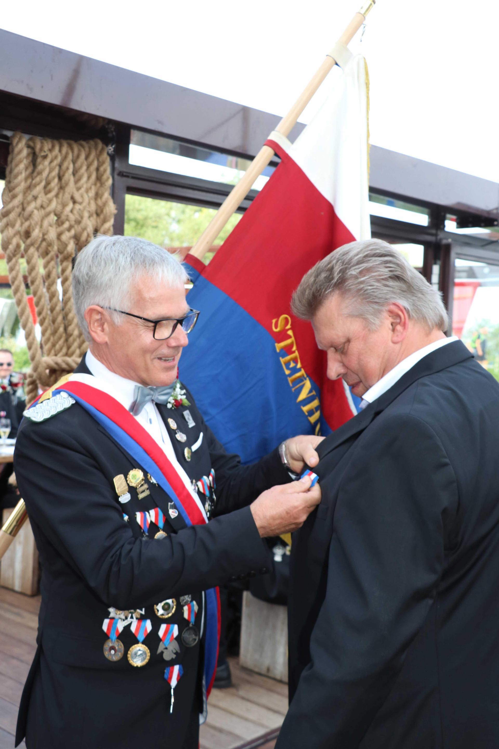 Verdienter Orden: Dirk Bredthauer (li.) ehrt Uwe Heidorn mit einem Orden. (Foto: gi)