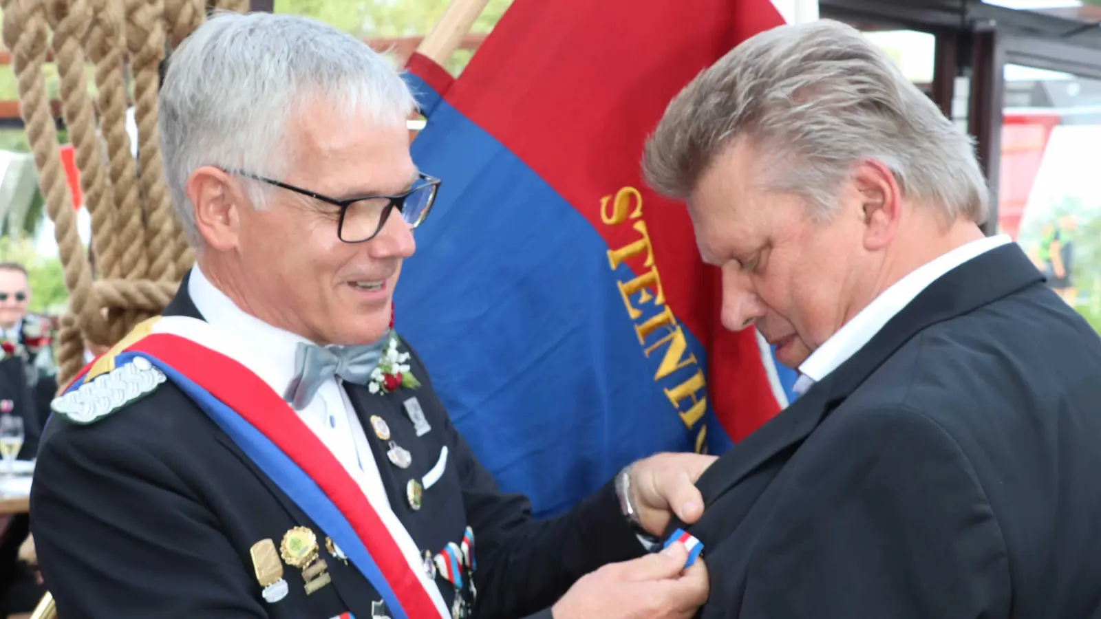 Verdienter Orden: Dirk Bredthauer (li.) ehrt Uwe Heidorn mit einem Orden. (Foto: gi)