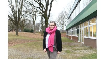 Bürgermeisterin Dörte Worm-Kressin beim Oertstermin an der Grundschule Kammweg. (Foto: nd)