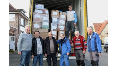 Das Lade-Team um ICH-Präsident Dieter Kindermann, Hidayet Celimli, Abdel Darmous, Hans-Dieter Heine, Clemens Wolf, Karl-Werner Coith und Malte Freymuth (oben) vor dem Start des Transports in die Ukraine.  (Foto: Borchers, Bastian)