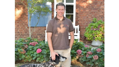 Anthony Lee, hier im Gespräch mit dem Schaumburger Wochenblatt, wird nach der Kommunalwahl die RI-Fraktion verstärken, sofern er wieder in den Rat gewählt wird. (Foto: ste)