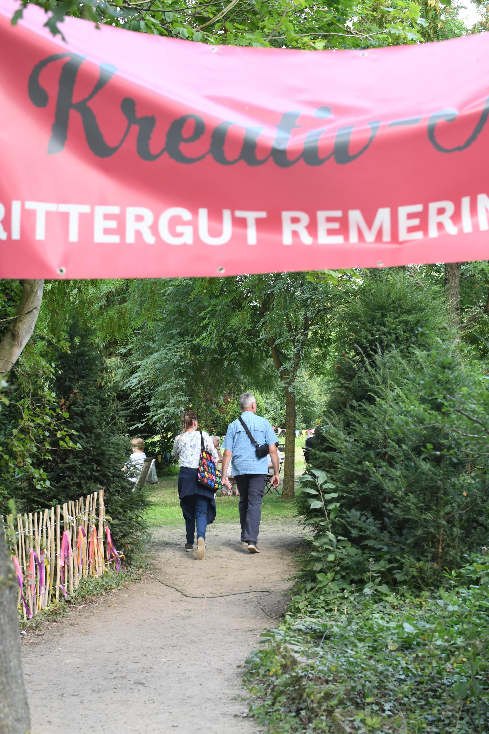 Drei Tage lang verwandelte sich das Rittergut Remeringhausen in ein Paradies für Garten- und Kunstliebhaber: Das beliebte Fest „Romantic Garden“ feierte seinen 25. Geburtstag. Bei strahlendem Sommerwetter strömten zahlreiche Besucherinnen und Besucher auf das idyllische Gutsgelände, um ein abwechslungsreiches Programm aus Ausstellungen, Musik und kulinarischen Angeboten zu genießen. Die gut gelaunten Gäste und das hervorragende Wetter sorgten für beste Stimmung, und auch die Aussteller zeigten sich rundum zufrieden. (Foto: nd)
