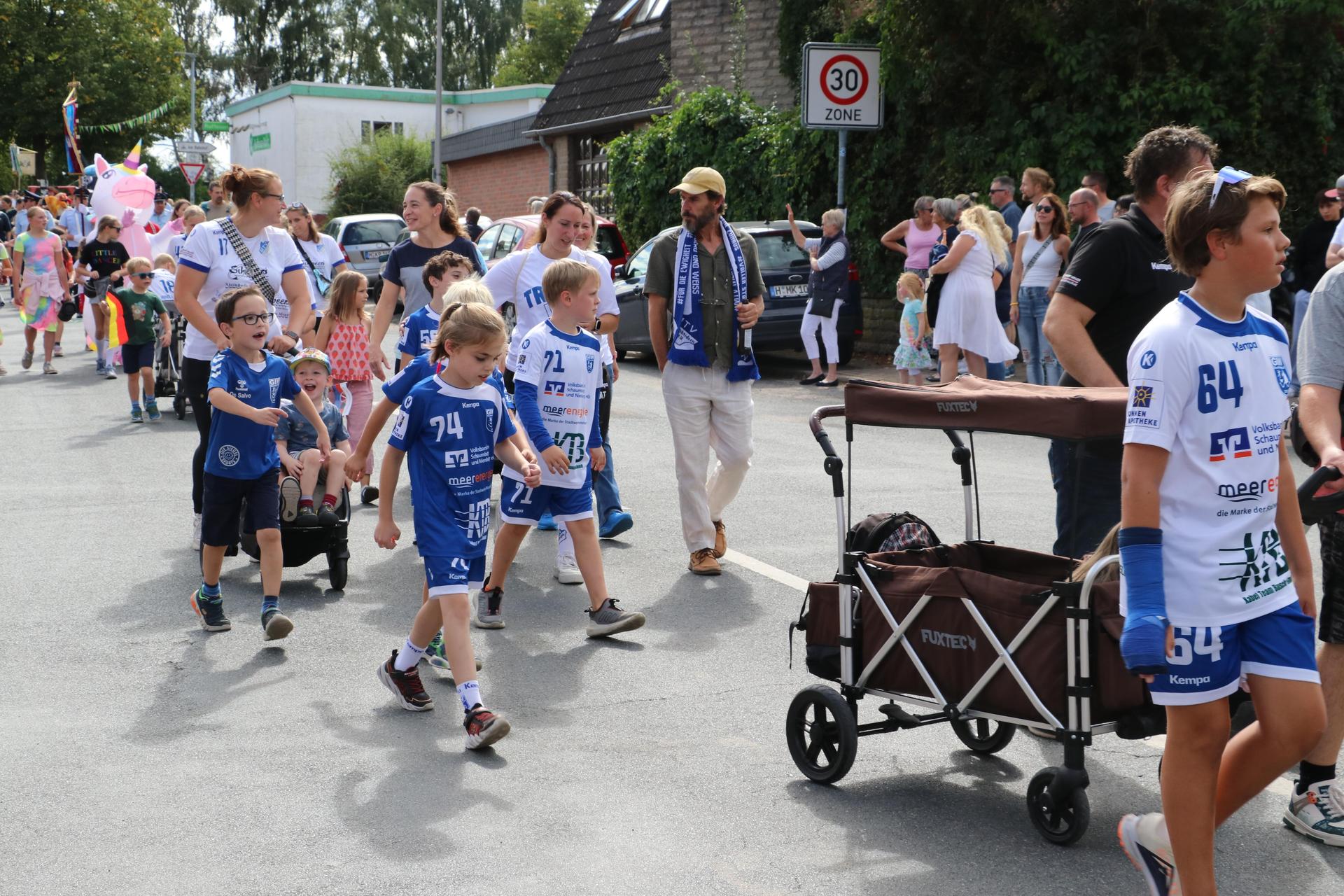 Stark vertreten waren die Großenheidorner Vereine beim großen Festumzug. (Foto: gi)