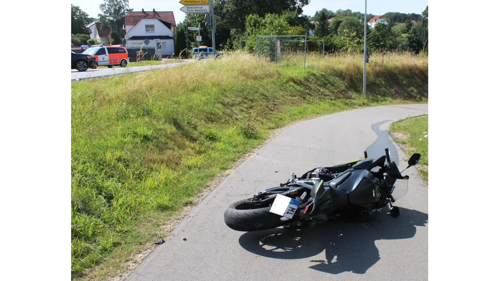 Auf dem Kirchsiek in Porta Westfalica wurde eine 22-jährige Motorradfahrerin von einem PKW erfasst und schwer verletzt. (Foto: Polizei Minden-Lübbecke))